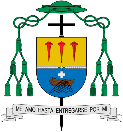 Escudo de armas dell obispo colombiano José Crispiniano Clavijo Méndez, obispo de Sincelejo. Escudo Español truncado. En campo de oro tres clavos de gules. En campo azur una barca navegante al natural de la que pende una red. Entre los campos un rosario de plata simple con sus cuentas en un ligero movimiento y cuya cruz, también en plata pende sobre el azur. por timbre una cruz simple de sable. Sobre el escudo, capelo con cinco borlas de sinople a ambos lados, propio del orden de los Obispos.